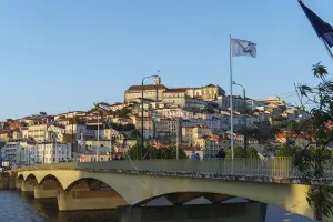 Casas à margem do rio Mondego, em Coimbra