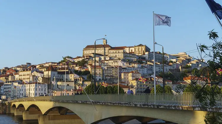 Casas à margem do rio Mondego, em Coimbra