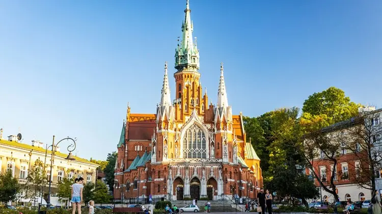 Igreja no centro histórico de Cracóvia em dia de sol na Polônia.