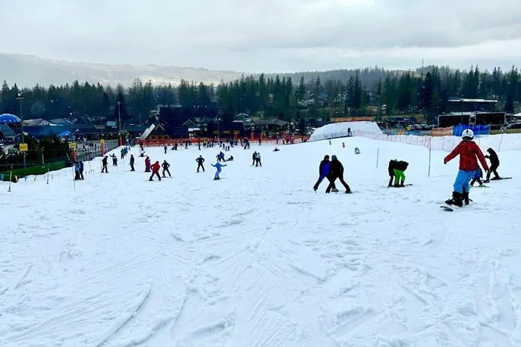 Turistas esquiando nas Montanhas Tatra no inverno polonês.