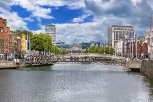 Rio Liffey e ponte Ha'penny em Dublin