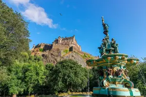 Vista do castelo, um dos principais pontos sobre o que fazer em Edimburgo