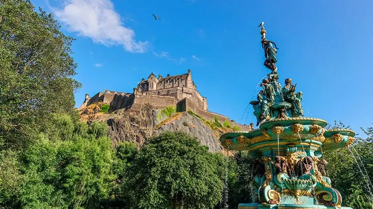 Vista do castelo, um dos principais pontos sobre o que fazer em Edimburgo