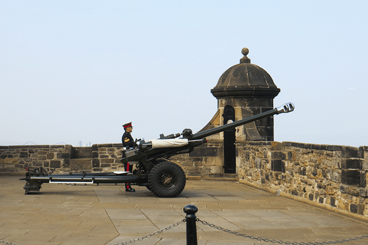 Homem, militar, canhão, Castelo de Edimburgo, céu azul