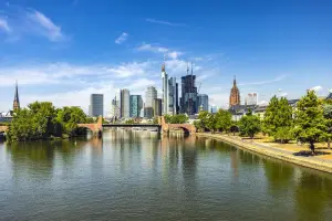 Horizonte com arranha-céus e rio Meno, em Frankfurt, Alemanha.