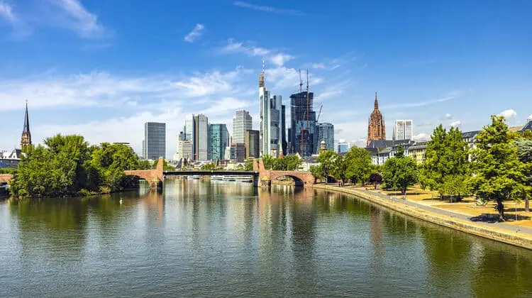 Horizonte com arranha-céus e rio Meno, em Frankfurt, Alemanha.