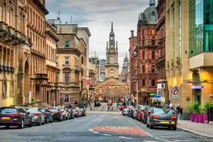 imagem da rua de Glasgow, com uma igreja no fundo e um grande relógio