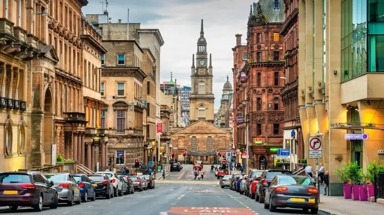 imagem da rua de Glasgow, com uma igreja no fundo e um grande relógio