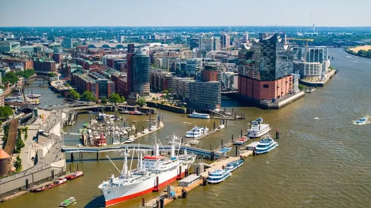 Navios atracados no porto de Hamburgo.