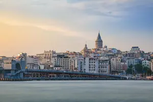 Vista de Istambul com o mar a frente a a Torre de Galata ao fundo