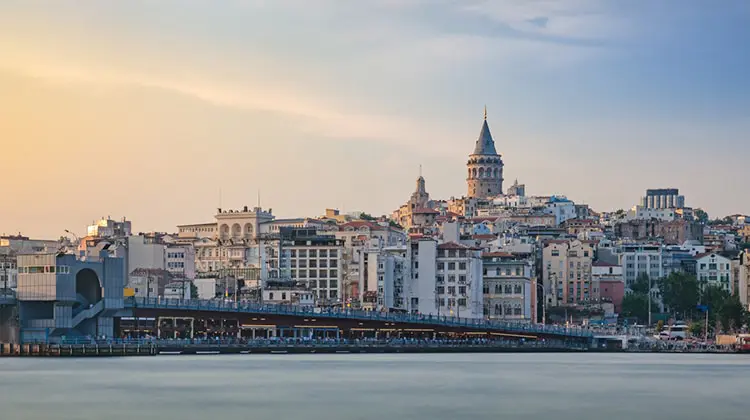 Vista de Istambul com o mar a frente a a Torre de Galata ao fundo