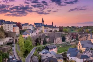 Cidade alta e baixa de Luxemburgo com pôr do sol