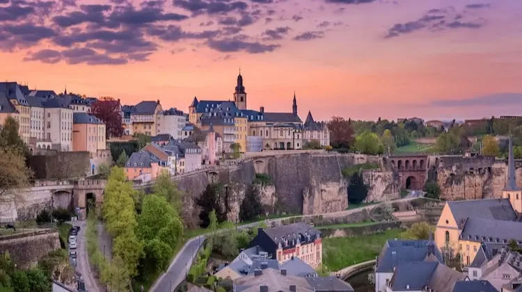 Cidade alta e baixa de Luxemburgo com pôr do sol
