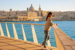 Mulher observa a vista para Valletta, capital de Malta