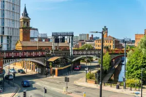 Bairro Castlefield, Manchester, Reino Unido, em dia de sol