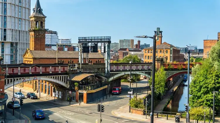 Bairro Castlefield, Manchester, Reino Unido, em dia de sol