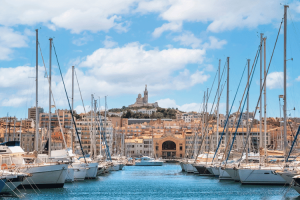 O Vieux-Port de Marselha, com seus barcos ancorados e a imponente Basílica de Notre-Dame de la Garde ao fundo