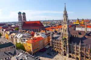 Caminhar pela Marienplatz é uma das coisas que deve ter na lista sobre o que fazer em Munique
