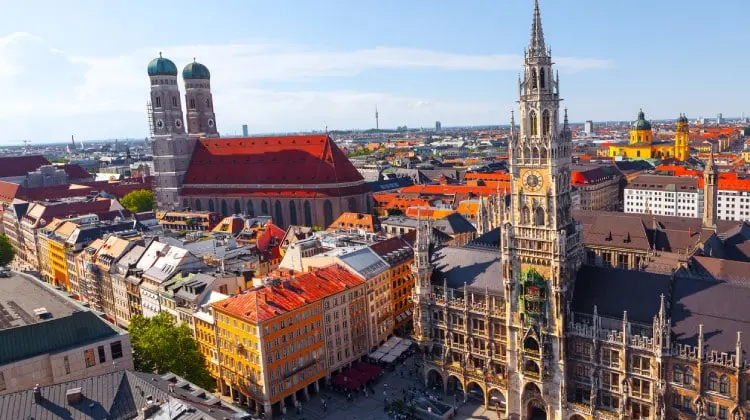 Caminhar pela Marienplatz é uma das coisas que deve ter na lista sobre o que fazer em Munique