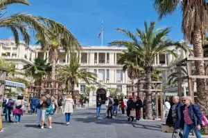 Pessoas caminhando no centro de Nice em um dia de sol