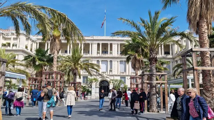 Pessoas caminhando no centro de Nice em um dia de sol
