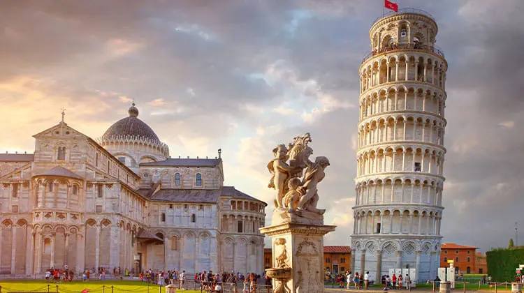 Vista do complexo da Torre de Pisa com catedral, estátua e a torre