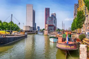 Rio Maas em Rotterdam, em um dia de sol