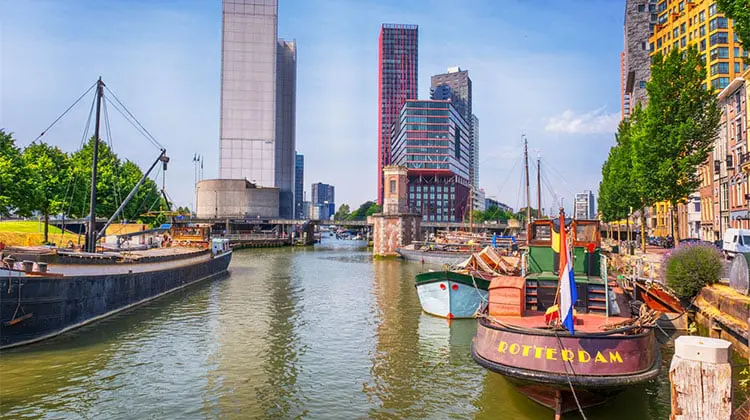 Rio Maas em Rotterdam, em um dia de sol