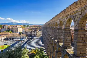 Aqueduto de Segóvia, em dia de sol