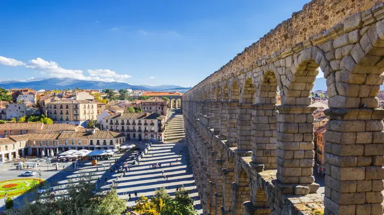 Aqueduto de Segóvia, em dia de sol