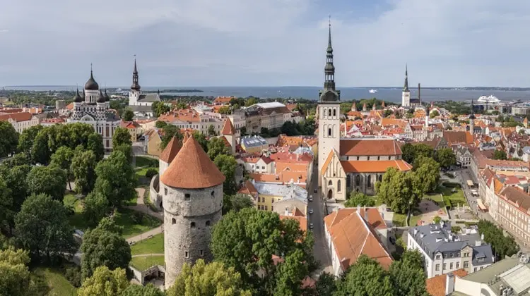 Vista aérea do centro histórico medieval de Tallinn