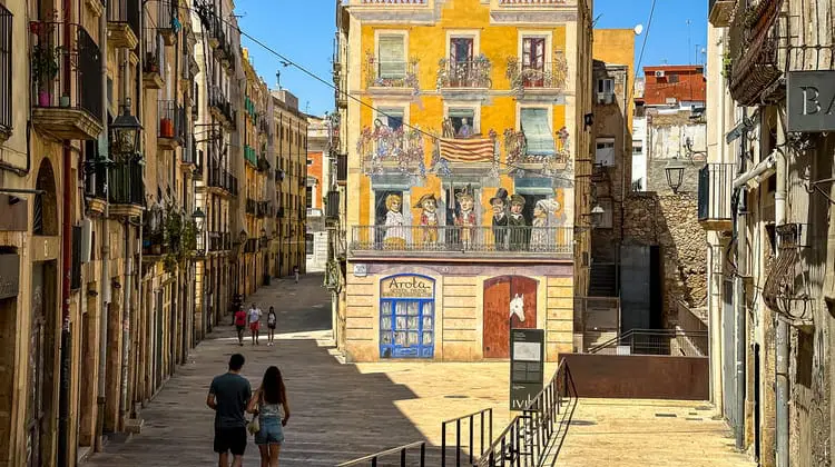 Ruas do Centro histórico de Tarragona, em dia de sol