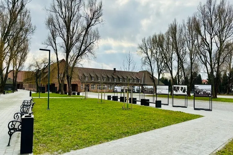 Chegada ao Campo de Concentração de Auschwitz-Birkinau, localizado próximo a Cracóvia, na Polônia.