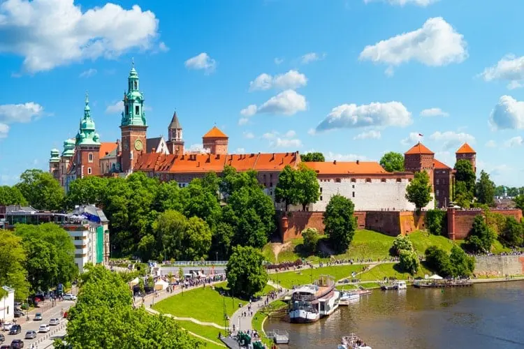 Vista do Castelo Wawel e Rio Vístula em dia de sol na Cracóvia, Polônia.