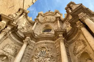 Detalhes da fachada da catedral de Valência