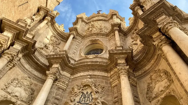 Detalhes da fachada da catedral de Valência