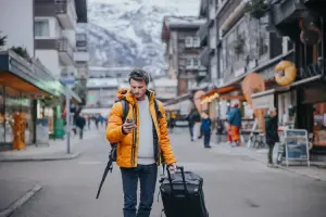 Turista nos alpes suíços no inverno.