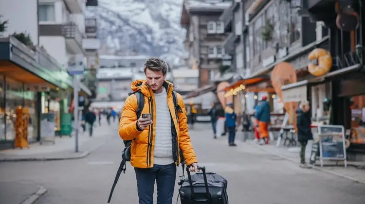 Turista nos alpes suíços no inverno.