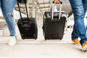 Pessoas carregando malas em aeroporto