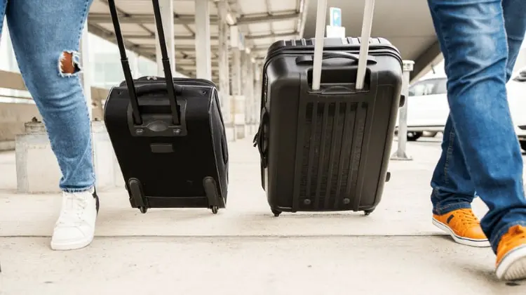 Pessoas carregando malas em aeroporto