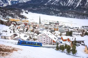 Vista da cidade de St. Moritz embaixo de neve e o lago congelado