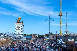 Parque Theresienwiese, em Munique, com brinquedos e pessoas durante a Oktoberfest