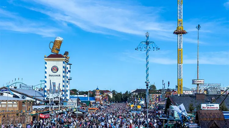 Parque Theresienwiese, em Munique, com brinquedos e pessoas durante a Oktoberfest