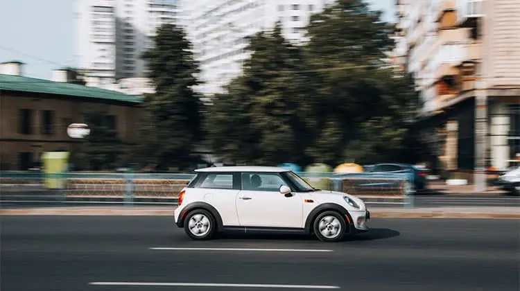 Carro saindo de onde alugar carro na Europa