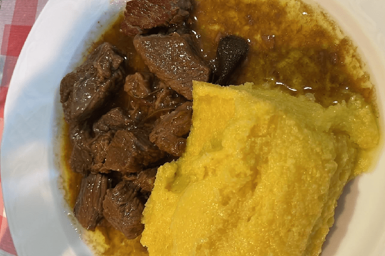 Prato italiano típico: fígado de vitela à veneziana com polenta