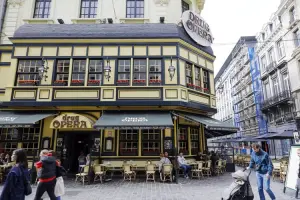 Restaurante em Bruxelas repleto de cadeiras do lado de fora
