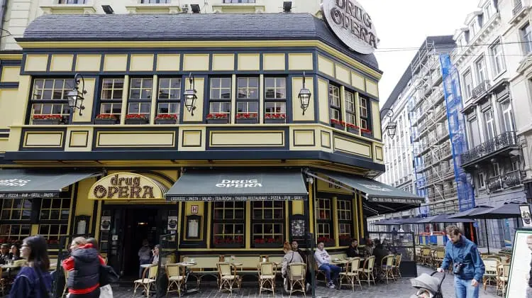 Restaurante em Bruxelas repleto de cadeiras do lado de fora