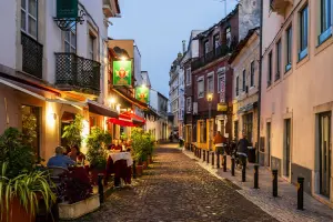 Rua com restaurantes em Coimbra