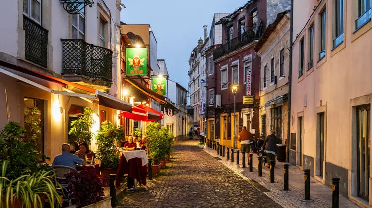 Rua com restaurantes em Coimbra
