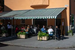 Restaurante onde comer em Estocolmo com mesas na área externa